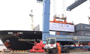 Khoảnh khắc container đầu tiên được xếp lên tàu SINOTRANS TIANJIN đã diễn ra suôn sẻ, đánh dấu bước tiến quan trọng trong sự hợp tác giữa Sinolines và TCT TCSG.
